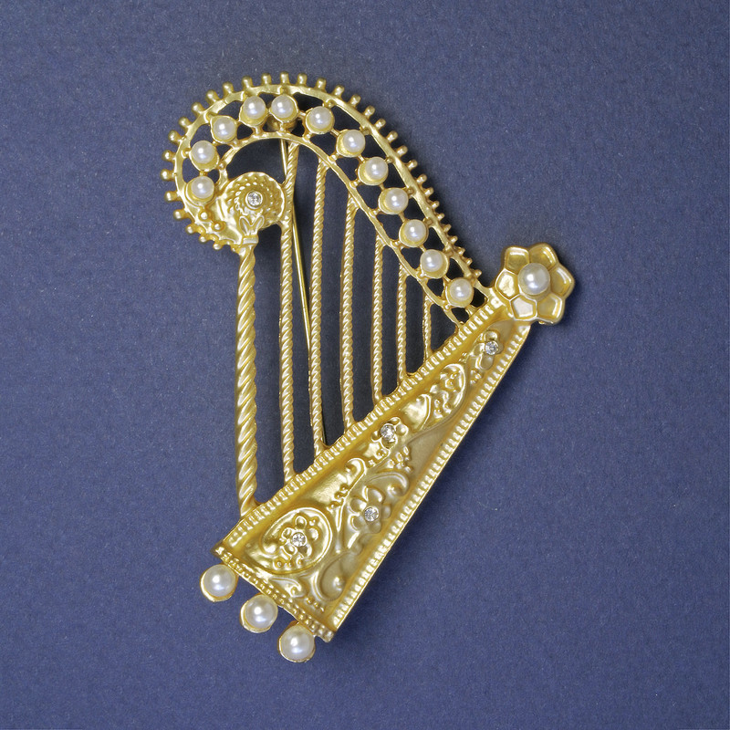 Spilla Arpa con perle bianche 65×53 mm ± metallo dorato