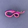 Spilla-pendente «Serpente» con smalto rosa e strass iridescenti, metallo argentato 44x20 mm +