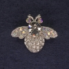 Spilla «Insetto» con strass iridescenti e bianchi, metallo argentato, diametro 28×23 mm +