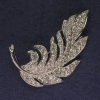 Spilla Piuma con strass bianchi, metallo argentato, diametro 60x31 mm +