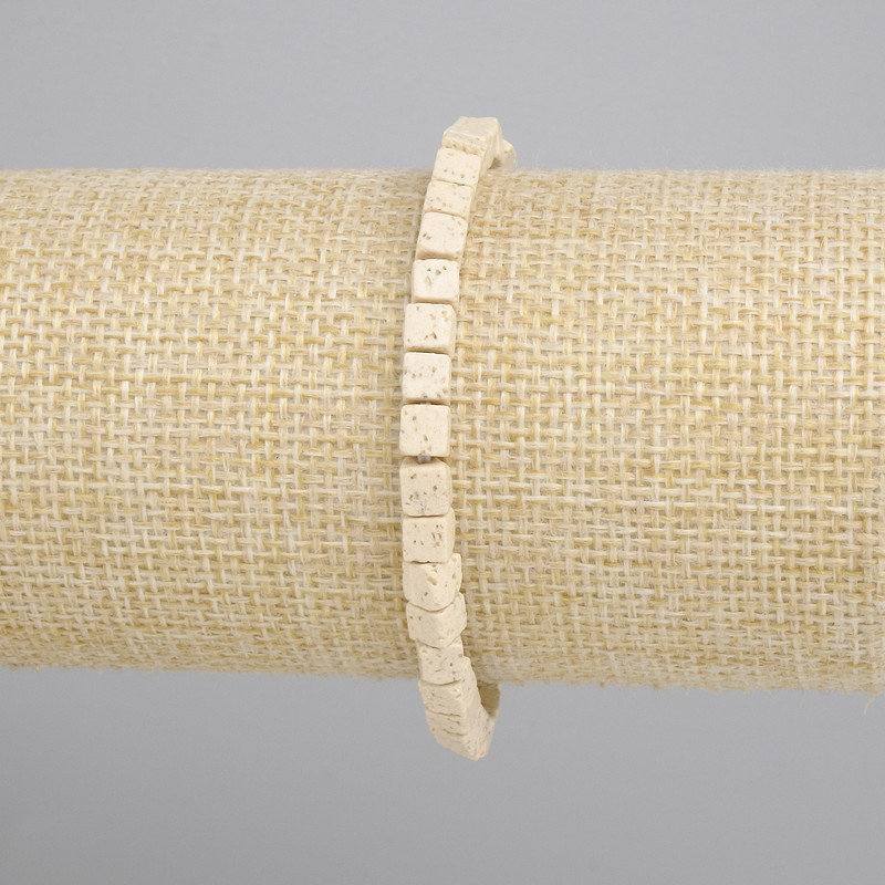 Bracciale beige in lava vulcanica — cubi 4x4 mm, lunghezza circa 18 cm, elastico