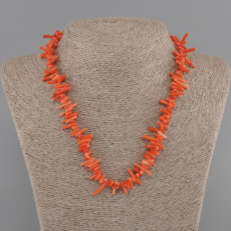 Collana Corallo scaglia ago 5-13x1-3,5mm+-, lunghezza 45cm+- con chiusura