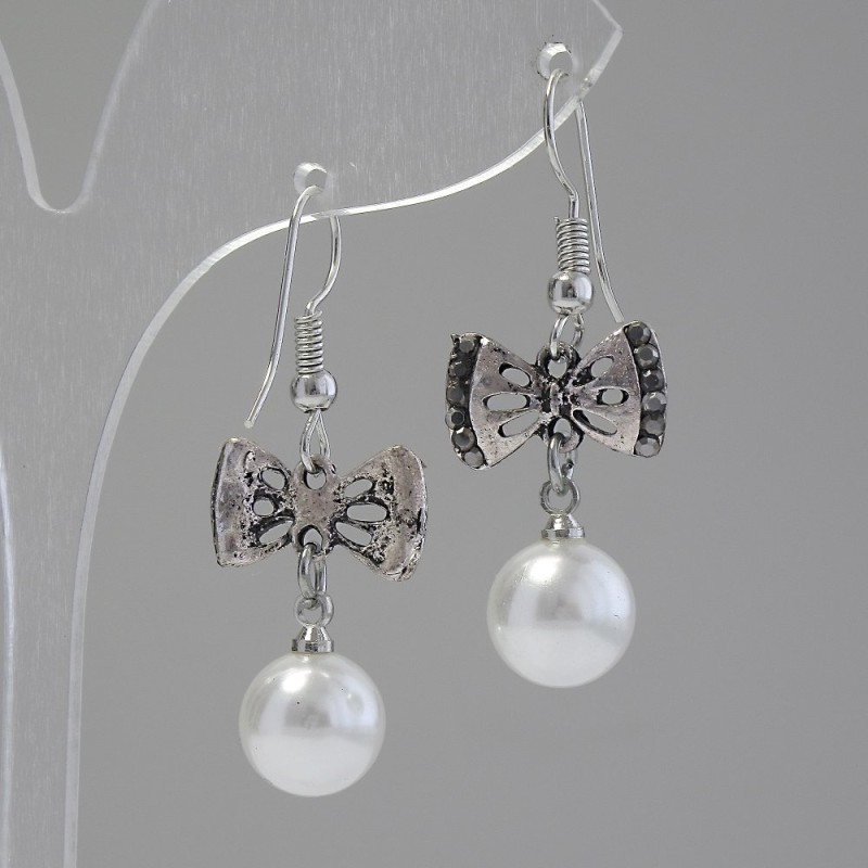 Orecchini pendenti 'Fiocco', con perle artificiali e strass (metallo argentato) 3,7 × 1,5 cm