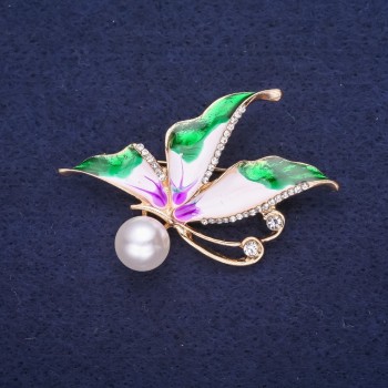 In offerta! Spilla «Farfalla» con strass bianchi, smalto, colori verde, bianco e lilla, con perla centrale, 40×30 mm, metallo giallo
