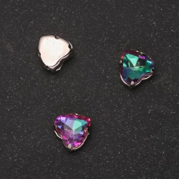Prezzo per confezione / 10 pezzi - Cristallo cucito con perno a forma di cuore 8 mm verde-lampone