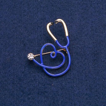 Spilla blu Stetoscopio con cuore, pietra bianca, metallo dorato 43×33 mm