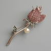 Spilla-pendente rosa con strass rosa e verde, perla bianca, metallo argentato 24x71 mm