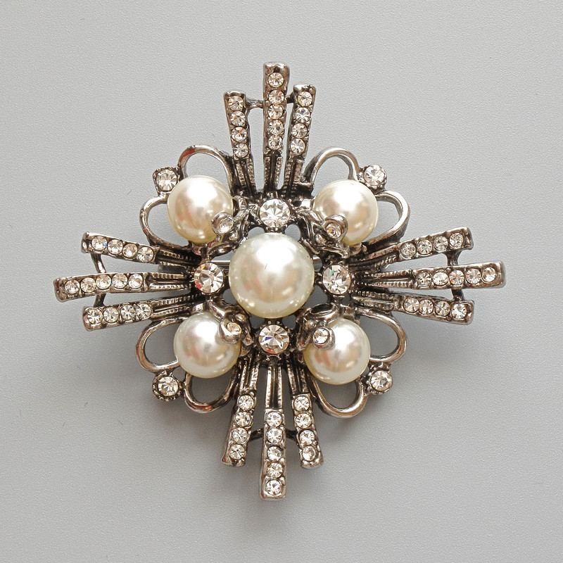 Spilla-pendente Accento con strass e perline bianche